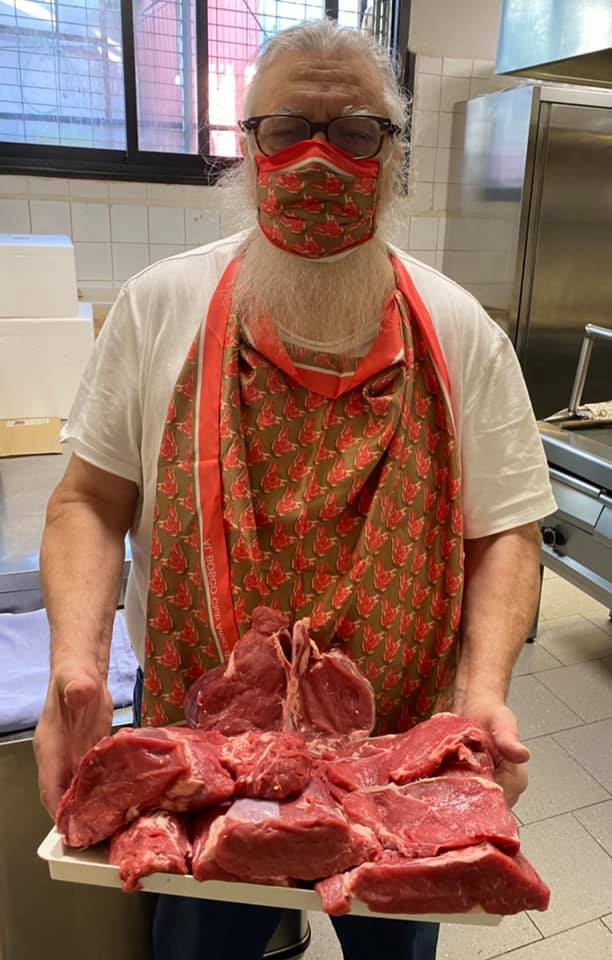 Macellaio con vassoio di tagli di carne Trattoria al bosco