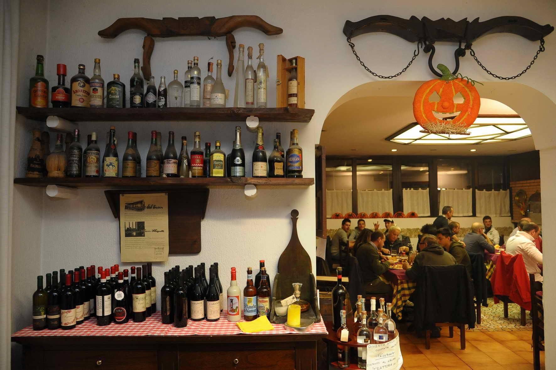 Interno locale trattoria al bosco